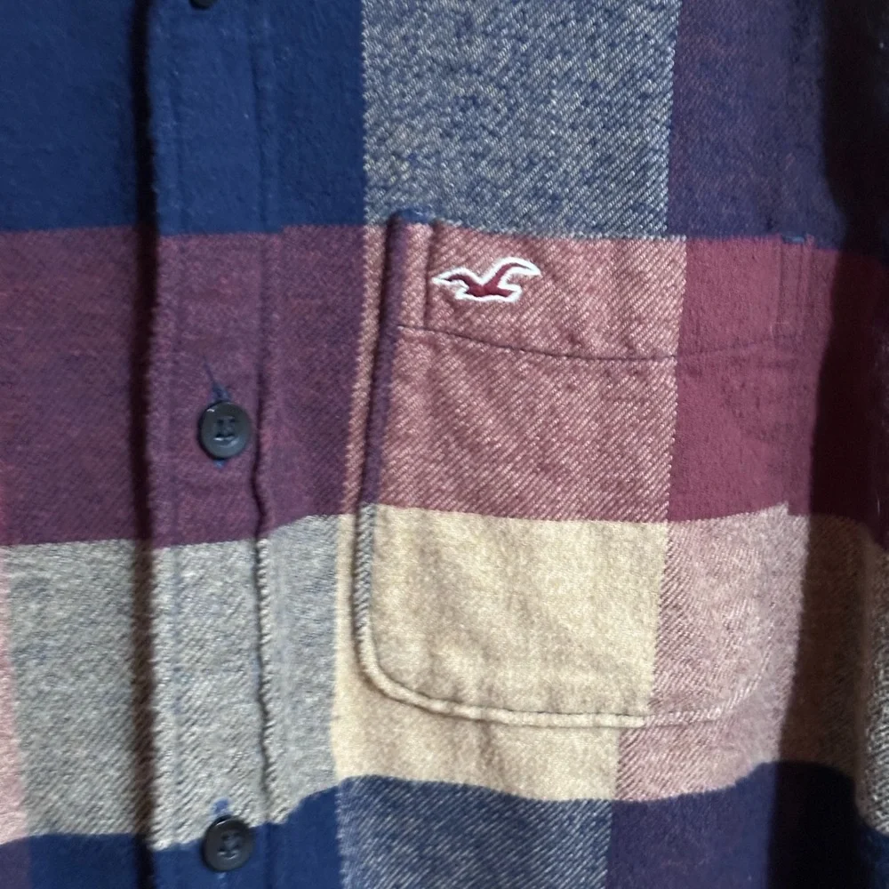 Hollister sz medium Men's Casual Plaid Shirt - Burgundy, Navy, and Tan (F) - Picture 3 of 7